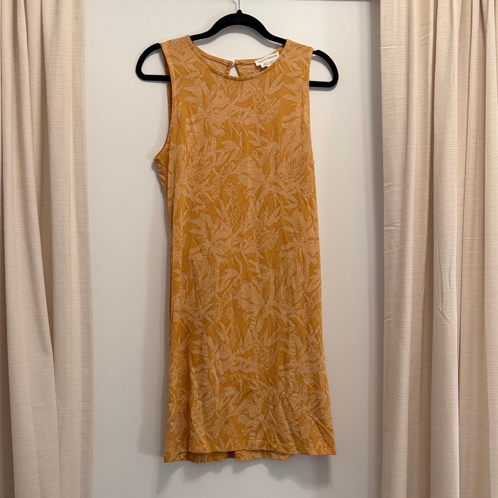 Sleeveless orange pattern sheath dress